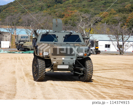 訓練展示に参加する陸上自衛隊の軽装甲機動車 訓練展示に参加する陸上自衛隊の軽装甲機動車 114374915