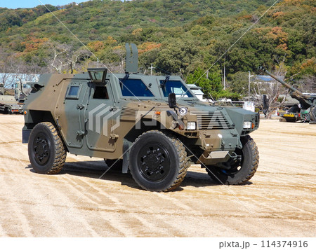 訓練展示に参加する陸上自衛隊の軽装甲機動車 訓練展示に参加する陸上自衛隊の軽装甲機動車 114374916