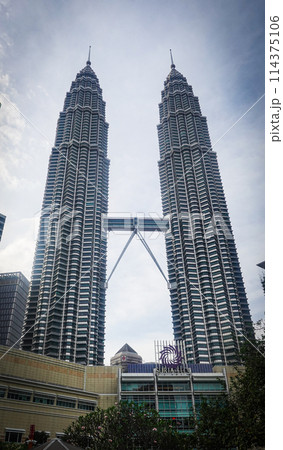 ペトロナスツインタワー 縦写真 ペトロナスツインタワー 縦写真 114375106
