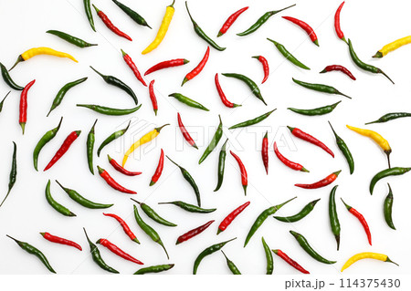 白背景にカラフルな唐辛子 114375430