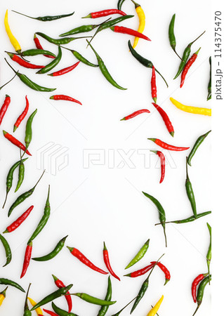 白背景にカラフルな唐辛子 114375470