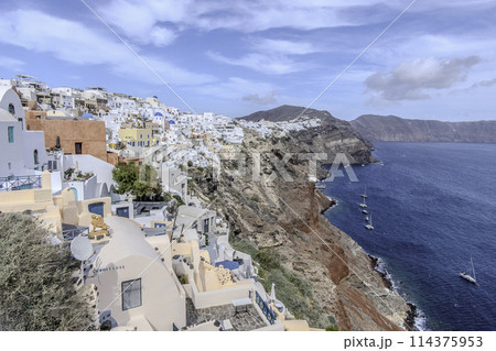 Greece, Santorini, Oia, view of the village with its white houses 114375953