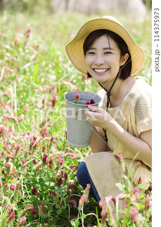お花を摘む女性 お花を摘む女性 114375973