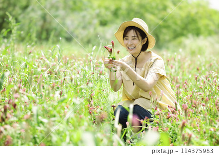 お花を摘む女性 114375983