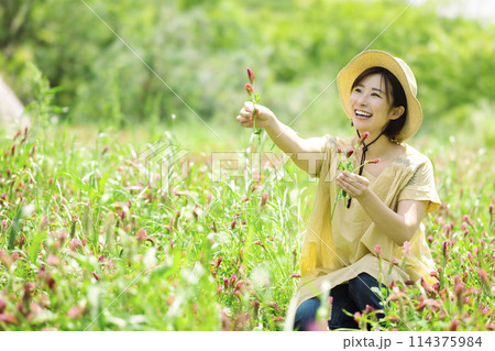 お花を摘む女性 114375984