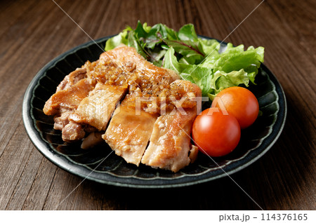 チキンステーキオニオンソースがけ 114376165