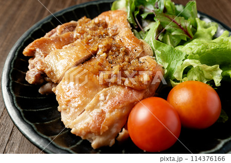 チキンステーキオニオンソースがけ 114376166