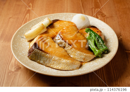 ブリの照り焼き 114376196