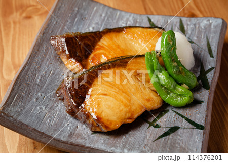 ブリの照り焼き 114376201