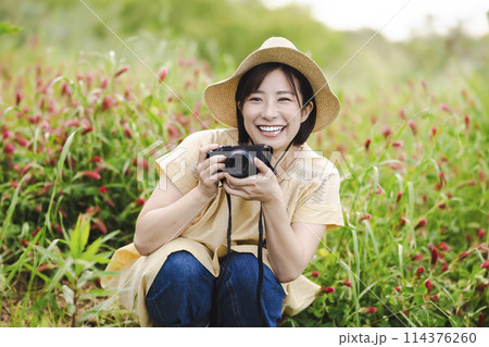 花畑でカメラを持つ女性 114376260
