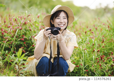 花畑でカメラを持つ女性 114376261