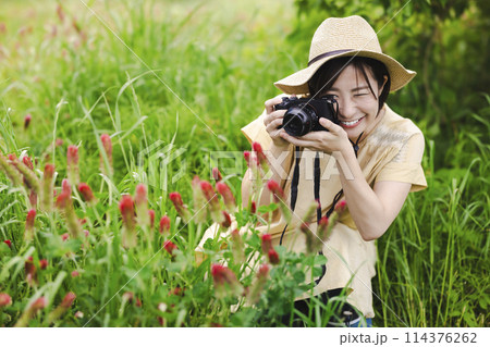 花畑でカメラを持つ女性 114376262