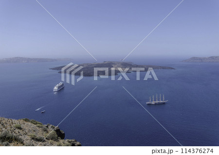 Greece, Santorini, view of the volcanic island from Fira 114376274