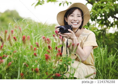 花畑でカメラを持つ女性 114376288