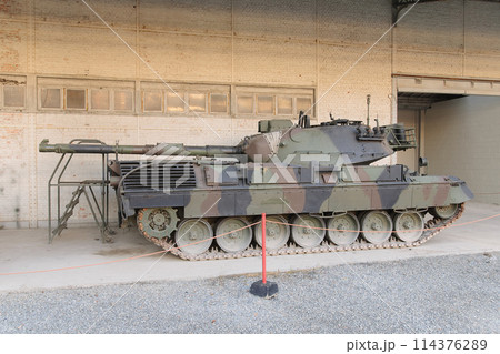 輸送状態のベルギー陸軍レオパルト1戦車 輸送状態のベルギー陸軍レオパルト1戦車 114376289