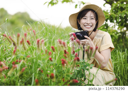 花畑でカメラを持つ女性 花畑でカメラを持つ女性 114376290