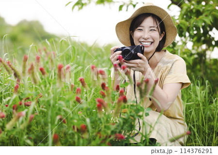 花畑でカメラを持つ女性 114376291