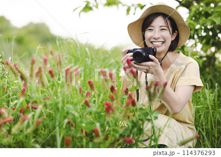 花畑でカメラを持つ女性 114376293
