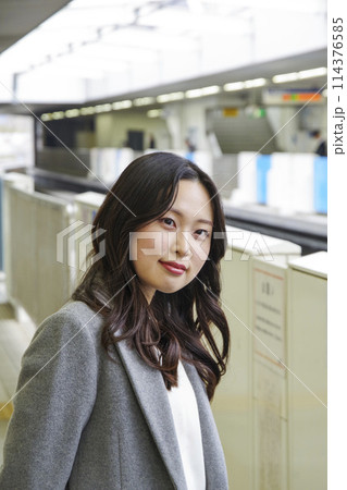 プラットホームで電車を待つ女性 プラットホームで電車を待つ女性 114376585