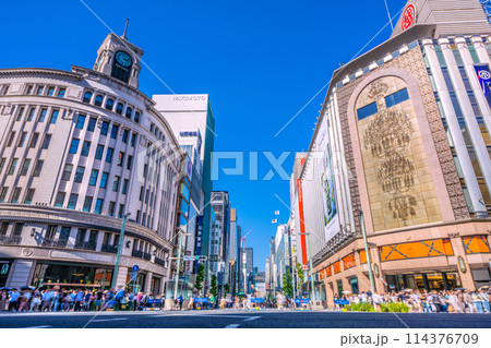 日本の東京都市景観 インバウンド復活…外国人観光客らで賑わうGWの銀座(青信号)＝5日・ホコ天実施日 114376709