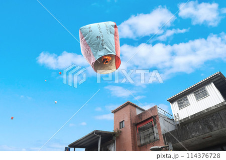 台湾　十分　天燈上げ　ランタン 114376728