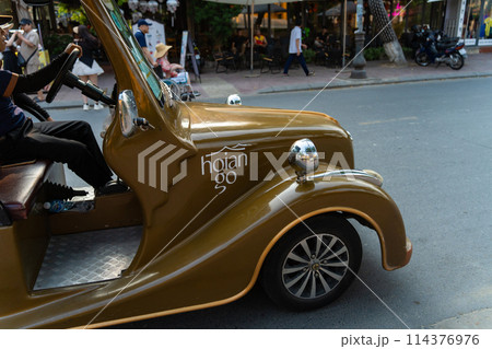 ホイアンを走る車・ベトナム 114376976