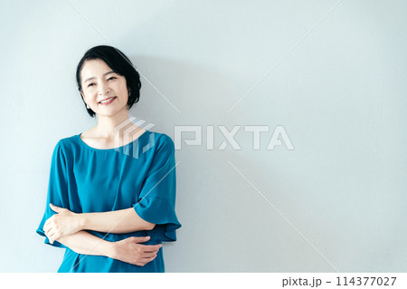 カメラ目線で微笑む女性 114377027