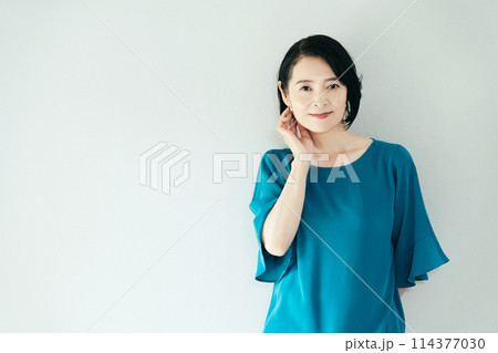 カメラ目線で微笑む女性 114377030