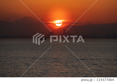 海ほたるから眺める夕日と海 海ほたるから眺める夕日と海 114377864