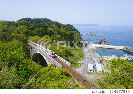 大沢橋梁を渡る三陸鉄道 114377950