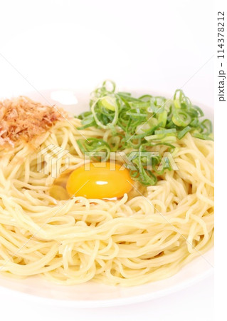 釜玉ラー　釜揚げ　玉子　ラーメン　新しい食べ方　明るい背景 114378212