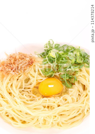 釜玉ラー　釜揚げ　玉子　ラーメン　新しい食べ方　明るい背景 114378214