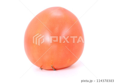 中くらいのサイズのトマト 丸ごと1個 明るい背景 中くらいのサイズのトマト 丸ごと1個 明るい背景 114378383