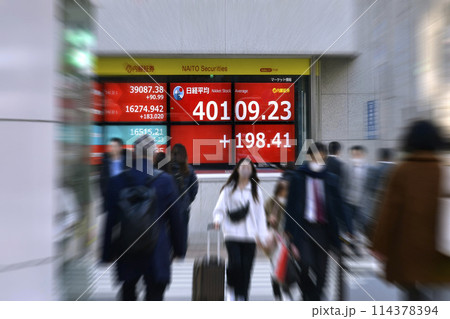 日本の東京都市景観 4万円突破日経平均株価…街中の株価ボード(終値)=4日、日本橋兜町 日本の東京都市景観 4万円突破日経平均株価…街中の株価ボード(終値)=4日、日本橋兜町 114378394