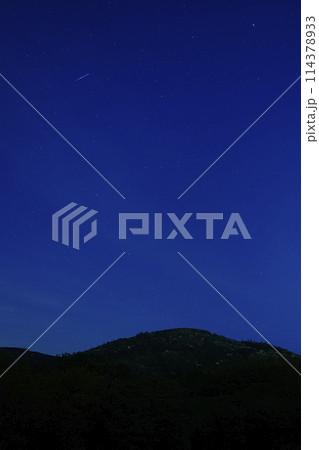 三輪山上空に流れる星流 114378933