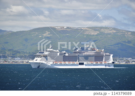 初夏の函館市函館湾を航行するクルーズ船MSCベリッシマ号の風景を撮影 初夏の函館市函館湾を航行するクルーズ船MSCベリッシマ号の風景を撮影 114379089