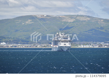 初夏の函館市函館湾を航行するクルーズ船MSCベリッシマ号の風景を撮影 114379095
