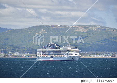 初夏の函館市函館湾を航行するクルーズ船MSCベリッシマ号の風景を撮影 初夏の函館市函館湾を航行するクルーズ船MSCベリッシマ号の風景を撮影 114379097