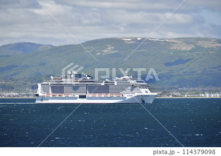 初夏の函館市函館湾を航行するクルーズ船MSCベリッシマ号の風景を撮影 初夏の函館市函館湾を航行するクルーズ船MSCベリッシマ号の風景を撮影 114379098