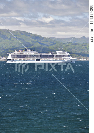 初夏の函館市函館湾を航行するクルーズ船MSCベリッシマ号の風景を撮影 初夏の函館市函館湾を航行するクルーズ船MSCベリッシマ号の風景を撮影 114379099