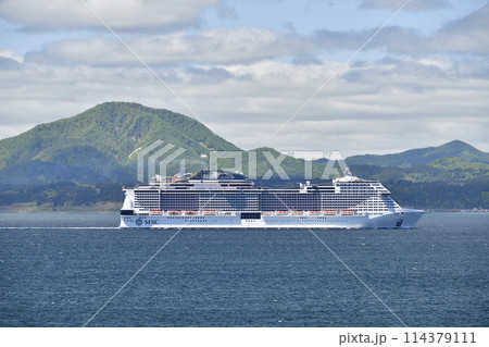 初夏の函館市函館湾を航行するクルーズ船MSCベリッシマ号の風景を撮影 114379111