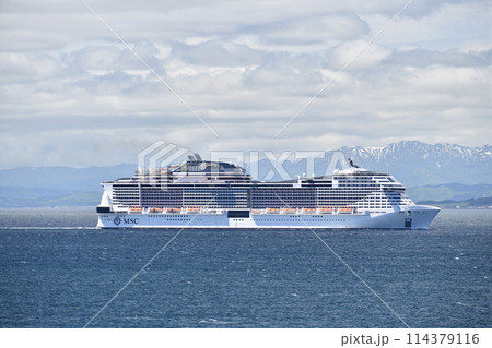 初夏の函館市函館湾を航行するクルーズ船MSCベリッシマ号の風景を撮影 114379116