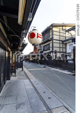 飛騨高山、早朝の「古い町並」 114379180