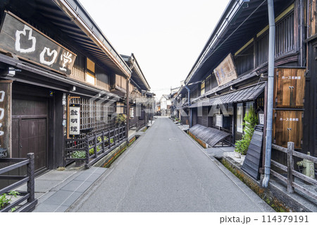 飛騨高山、早朝の「古い町並」 飛騨高山、早朝の「古い町並」 114379191