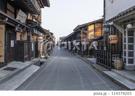 飛騨高山、早朝の「古い町並」 飛騨高山、早朝の「古い町並」 114379203