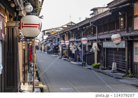 飛騨高山、早朝の「古い町並」 114379207