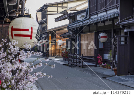 飛騨高山、早朝の「古い町並」 114379213