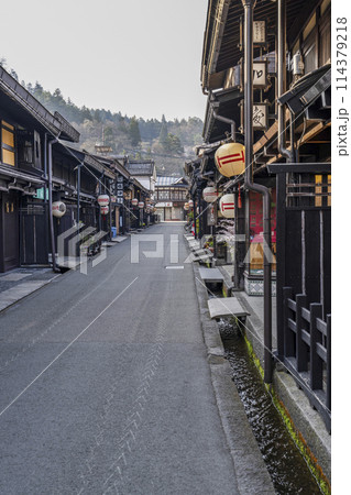 飛騨高山、早朝の「古い町並」 114379218