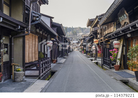 飛騨高山、早朝の「古い町並」 114379221