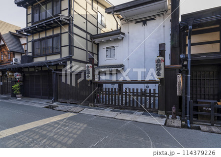 飛騨高山、早朝の「古い町並」龍神台 飛騨高山、早朝の「古い町並」龍神台 114379226